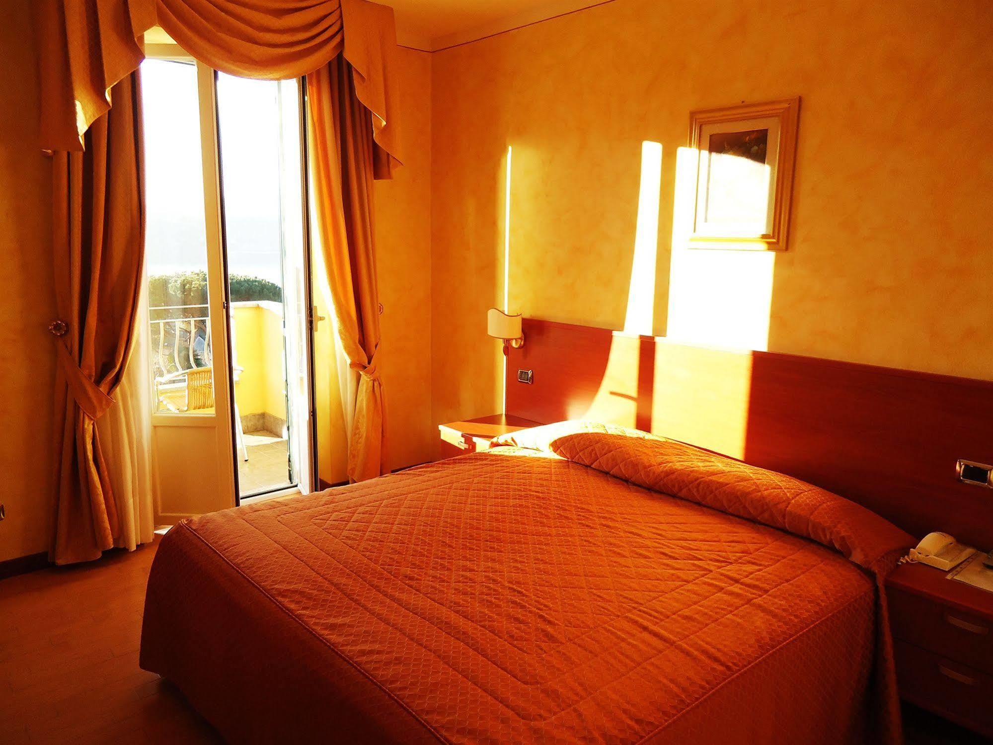Hotel La Bussola Orta San Giulio Kültér fotó